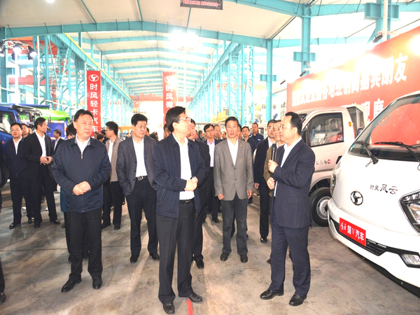 市新旧动能转换重大项目推进会蓝狮在线科普教育基地进行观摩